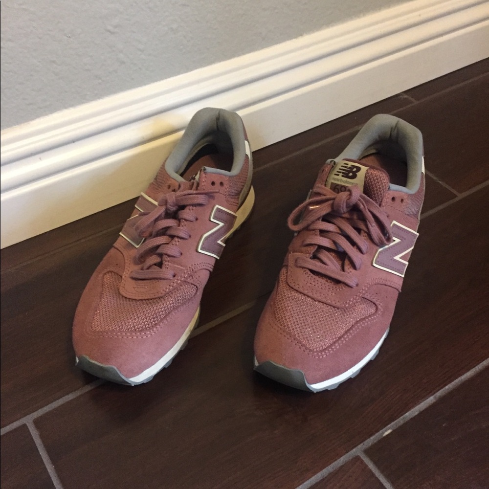 New Balance 696 Pink Sneakers